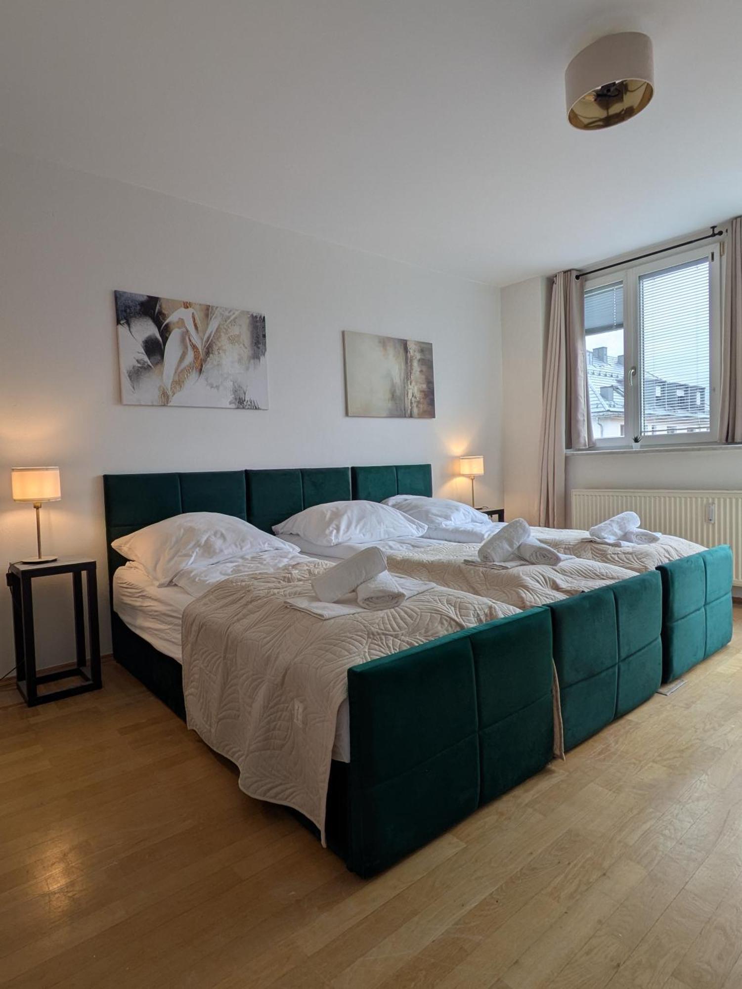 Large 155 Qm And 5 Bedrooms With Roof Terrace In Centrally Located 1 To 14 Guests Apartment *