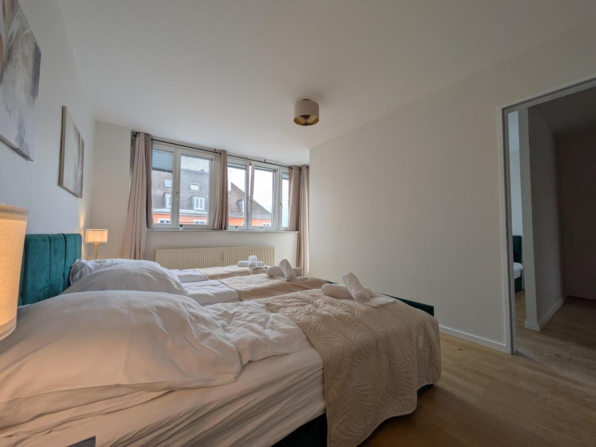 Large 155 Qm And 5 Bedrooms With Roof Terrace In Centrally Located 1 To 14 Guests *