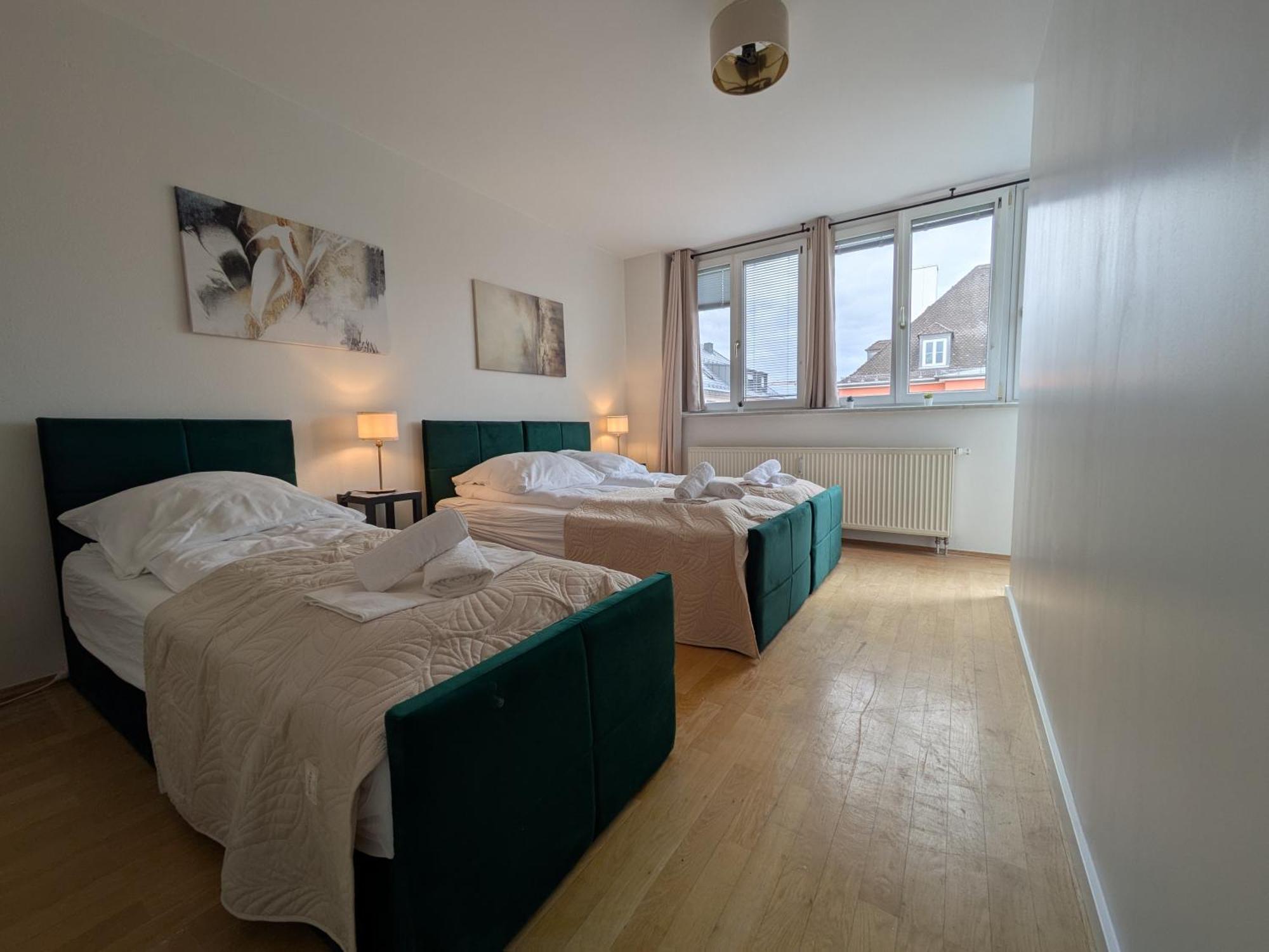 Large 155 Qm And 5 Bedrooms With Roof Terrace In Centrally Located 1 To 14 Guests Apartment
