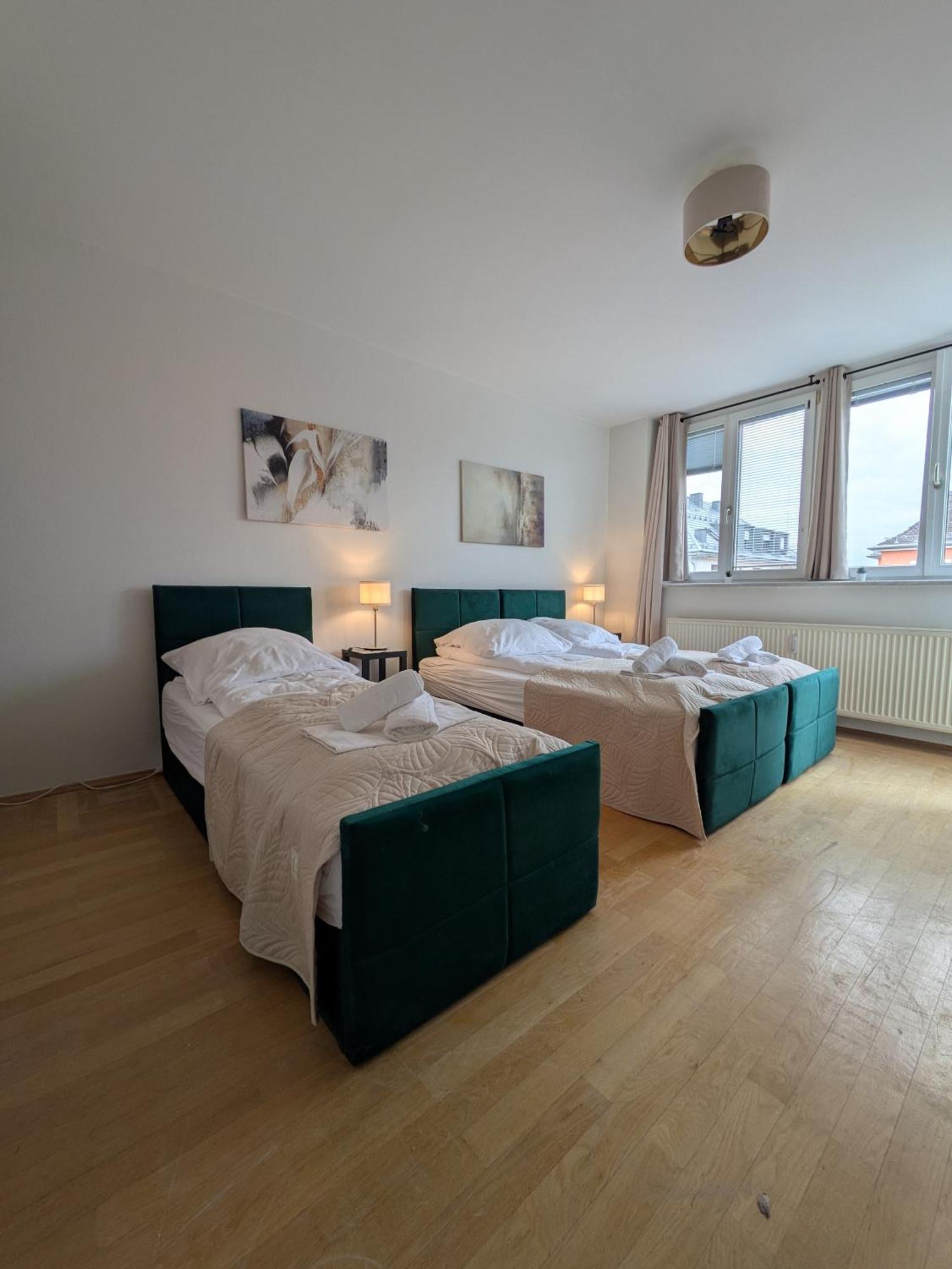 Apartment Large 155 Qm And 5 Bedrooms With Roof Terrace In Centrally Located 1 To 14 Guests *