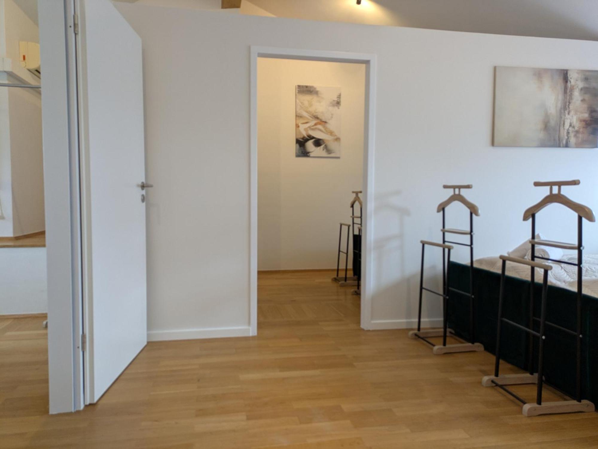 Apartment Large 155 Qm And 5 Bedrooms With Roof Terrace In Centrally Located 1 To 14 Guests Munich