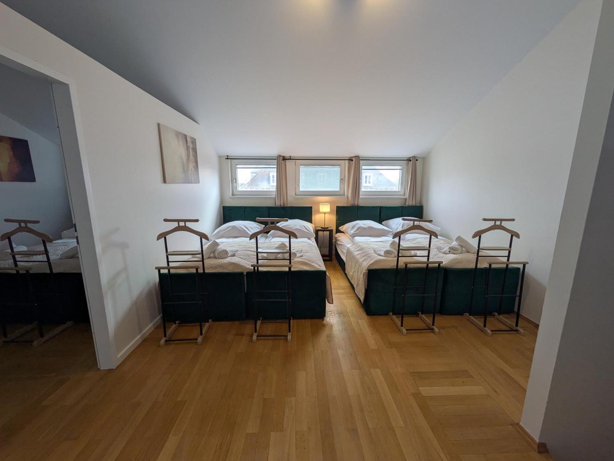 Large 155 Qm And 5 Bedrooms With Roof Terrace In Centrally Located 1 To 14 Guests *