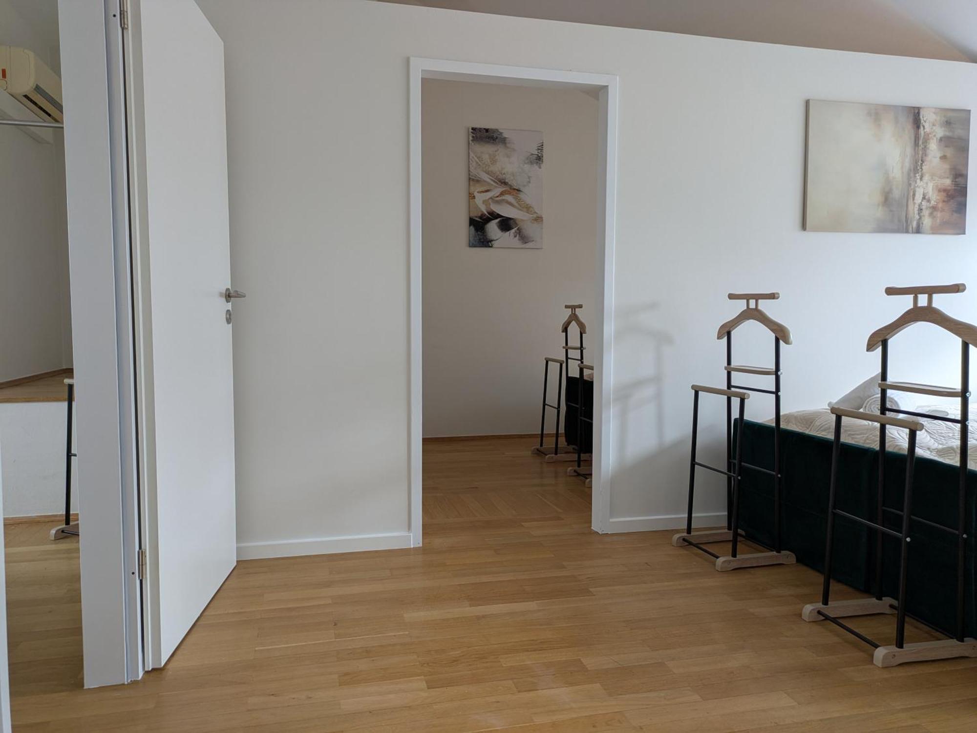 Large 155 Qm And 5 Bedrooms With Roof Terrace In Centrally Located 1 To 14 Guests Apartment Munich