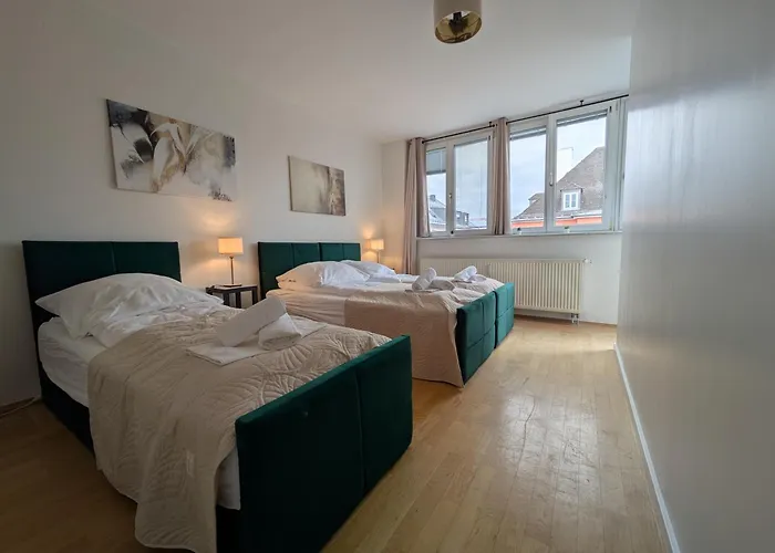 Munich Large Apartment 155 Qm And 5 Bedrooms With Roof Terrace In Centrally Located 1 To 14 Guests