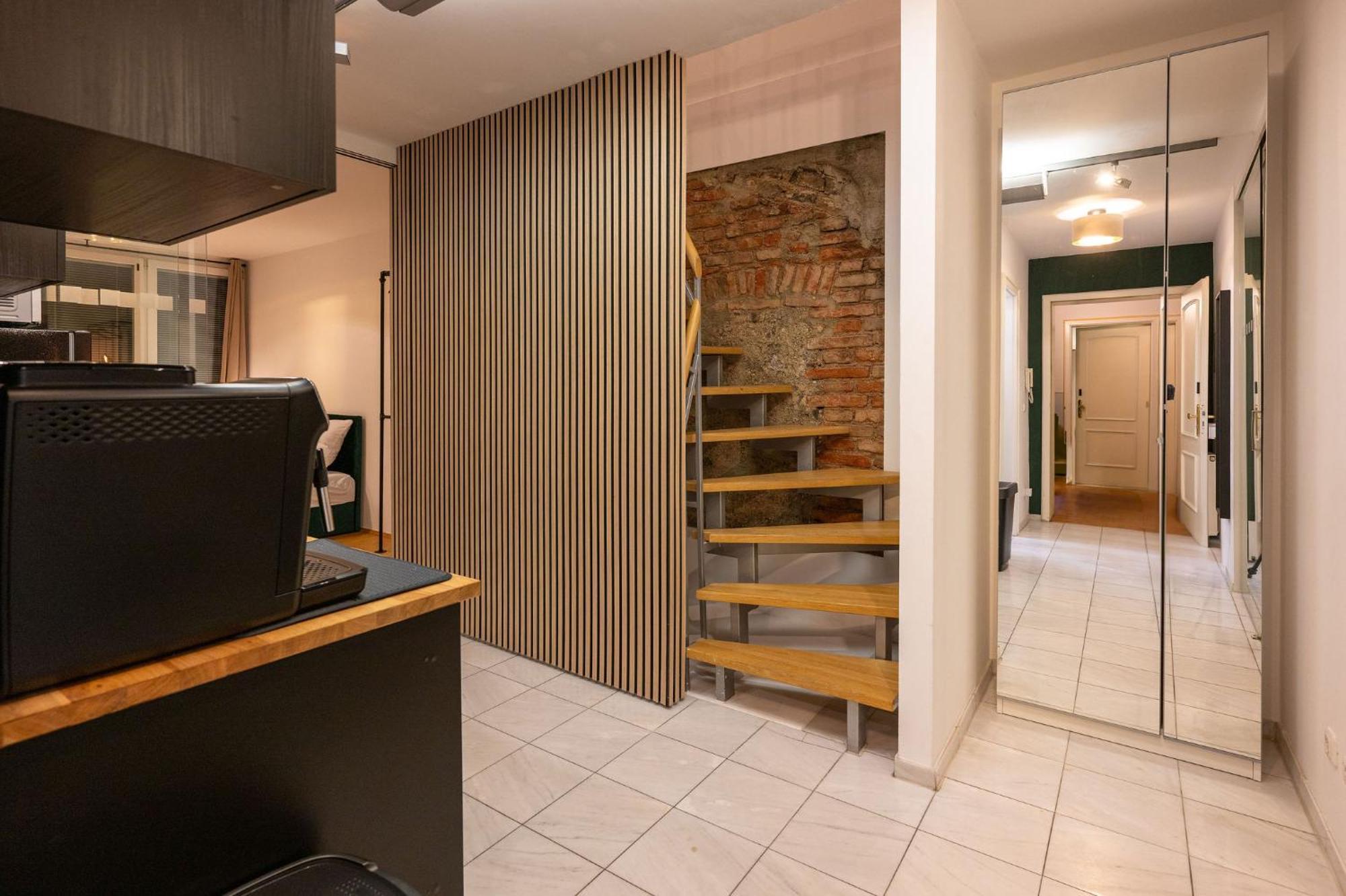 Large 155 Qm And 5 Bedrooms With Roof Terrace In Centrally Located 1 To 14 Guests