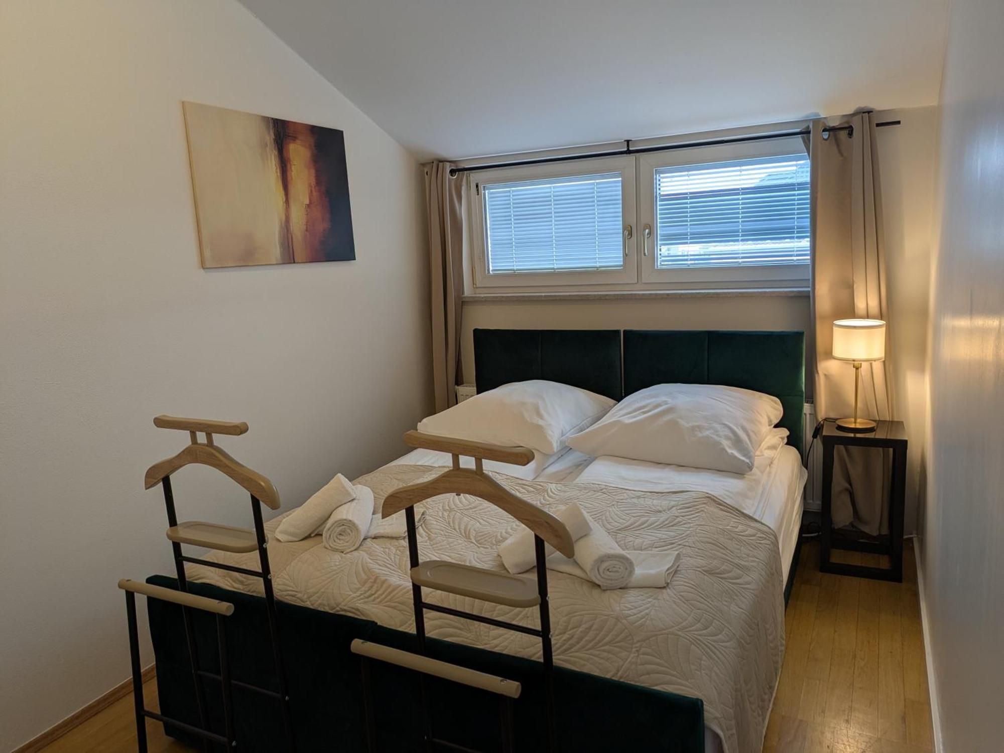 Large 155 Qm And 5 Bedrooms With Roof Terrace In Centrally Located 1 To 14 Guests